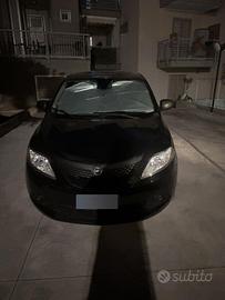 Lancia ypsilon hybrid nera