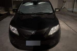 Lancia ypsilon hybrid nera