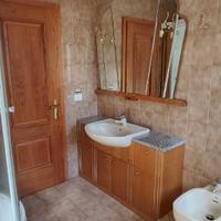 Mobiletto in legno massello con specchio