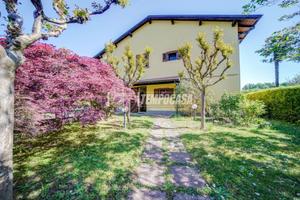 TRE LOCALI DOPPI SERVIZI CON AMPIO GIARDINO IN CLA