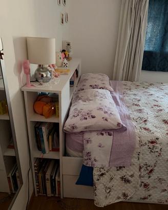 Letto matrimoniale con cassettoni e mensole
