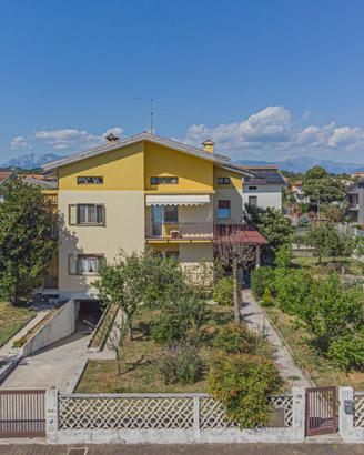 INTERA BIFAMILIARE CON AMPIO GIARDINO