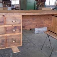 scrivania in legno vecchio con 3 cassetti laterali