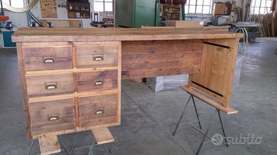 scrivania in legno vecchio con 3 cassetti laterali