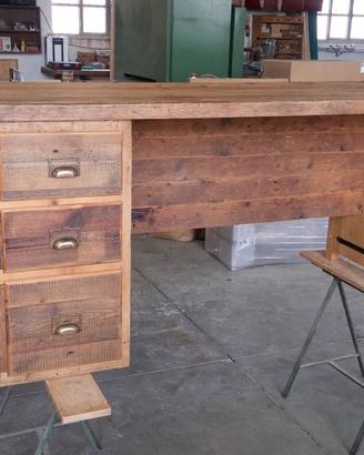 scrivania in legno vecchio con 3 cassetti laterali
