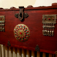 Bauletto in legno decorato