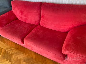 Divano rosso tessuto