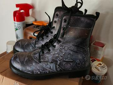 Anfibi decorati con elementi meccanici