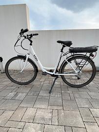 Bicicletta da passeggio con pedalata assistita