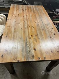 Tavolo in legno con 10 sedie gratis