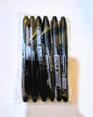 Set di sei pennarelli indelebili neri.  - Colore: