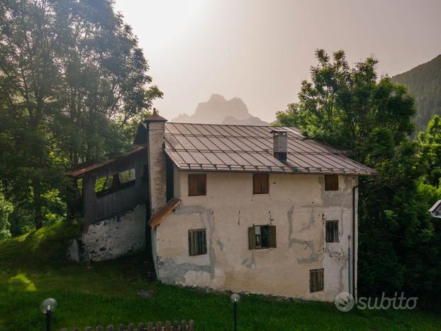 Rustico panoramico da ristrutturare con ampio terr