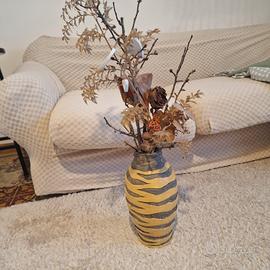 Vaso decorativo in ceramica con composizione 