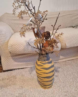 Vaso decorativo in ceramica con composizione 