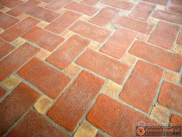 Mattoni-tavelle attrezzi agricoli antichi e altro