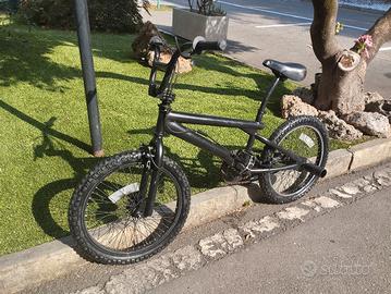 BMX Total Black 20" con Pegs