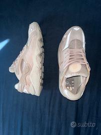 Nike Air Huarache (in una colorazione beige)