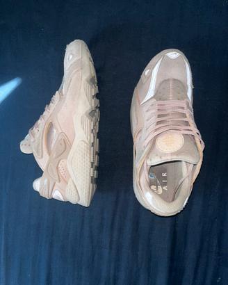 Nike Air Huarache (in una colorazione beige)
