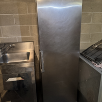 Frigorifero a colonna in acciaio inox.