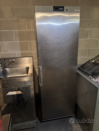 Frigorifero a colonna in acciaio inox.