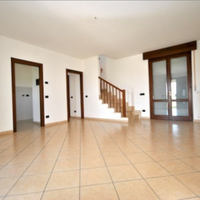 Immersa nel verde villetta a schiera centrale