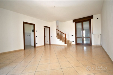 Immersa nel verde villetta a schiera centrale