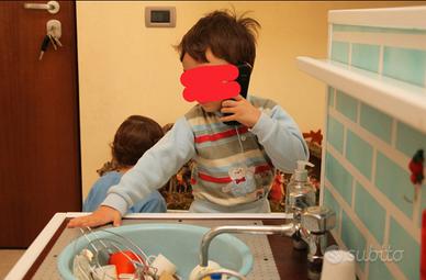 cucina in legno giocattolo. 