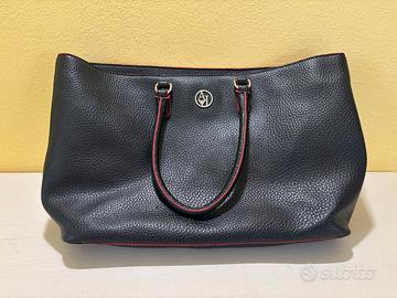 Borsa Armani Jeans nera con dettagli rossi