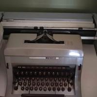macchina da scrivere Olivetti linea 88