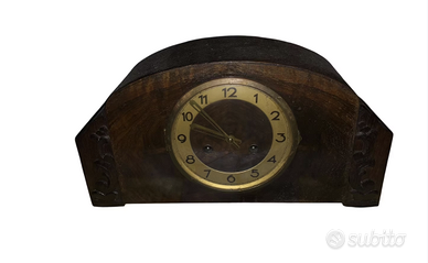 Antico orologio da camino a pendolo e rintocchi