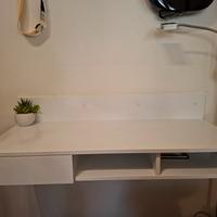 Scrivania a muro con cassetto