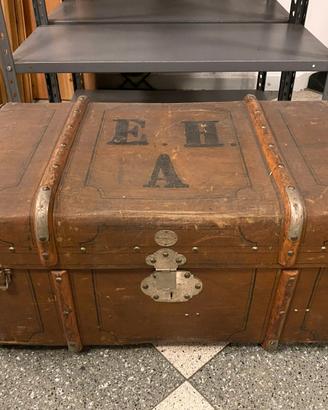 Baule da viaggio antico vintage dei primi del '900