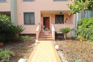 VILLA A SCHIERA A CASERTA
