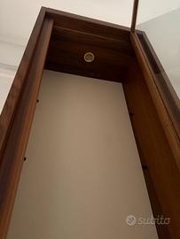 Mobile vetrina in legno con faretto all’interno