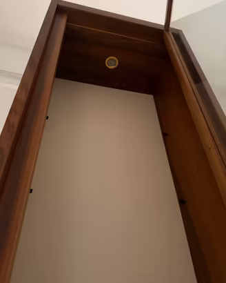 Mobile vetrina in legno con faretto all’interno