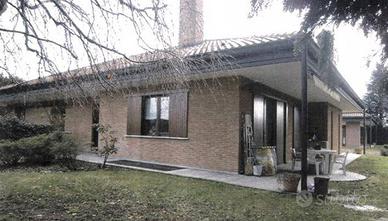 Immobile in asta di 835 m² con 5 locali e box auto