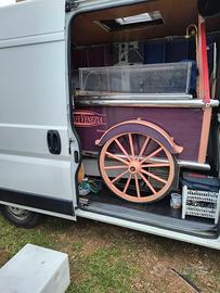 Furgone autocarro con vetrina gelato 