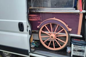 Furgone autocarro con vetrina gelato 