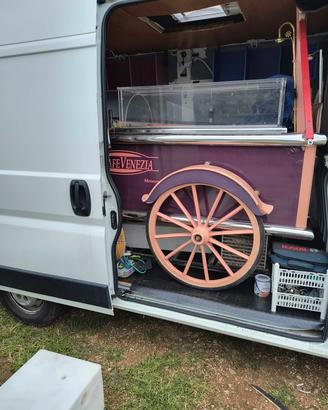 Furgone autocarro con vetrina gelato 