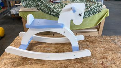 Cavallino a dondolo in legno