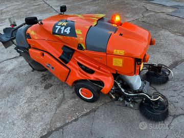 M168 - Motospazzatrice con aspirazione