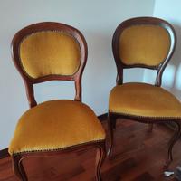 Coppia di sedie in legno e velluto