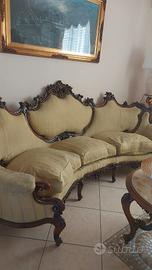 divano con poltrone più tavolino 