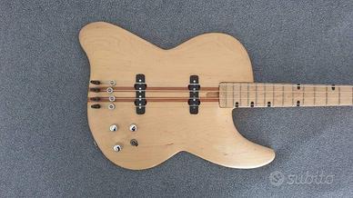 Basso elettrico di liuteria in acero