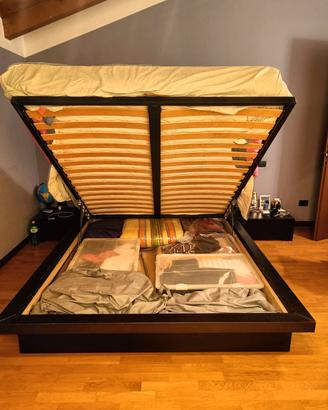 Letto matrimoniale con contenitore. 