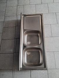 Lavabo in acciaio