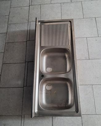 Lavabo in acciaio
