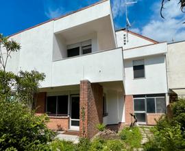 Via colugna interni: interessante villa a schiera