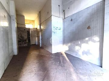NEGOZIO A NAPOLI