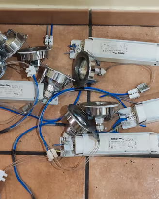 4 trasformatori + 8 faretti alogeni MR16 usati